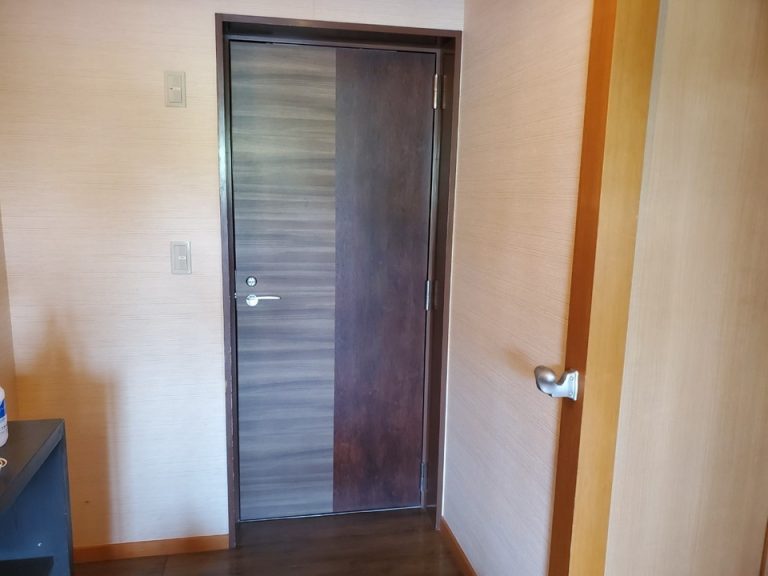 客室入り口。手すりもあります