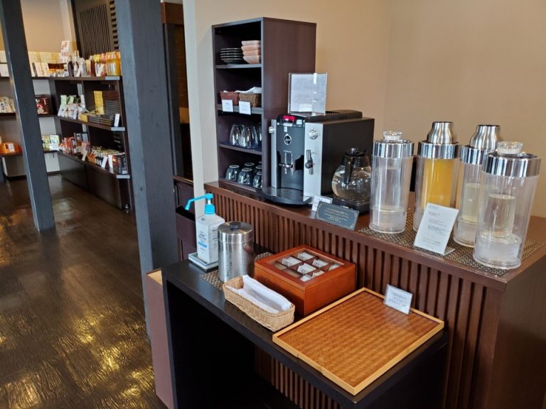 ロビーのドリンクコーナーと売店