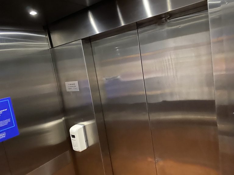 エレベーター内にはサニタイザーの設置がありました