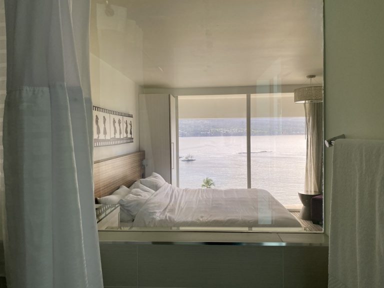 シャワー内からはこのように客室が見えるようになっていました