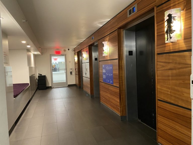 1階エレベーターホール