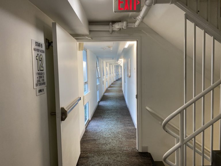 エレベーター横から客室への通路