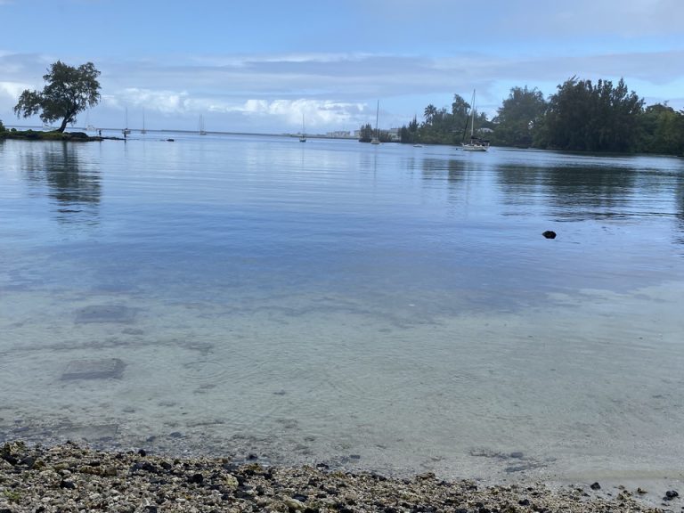 歩けば海水浴できる場所もありました