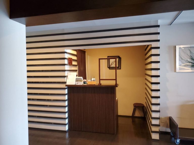 こじんまりしたフロント