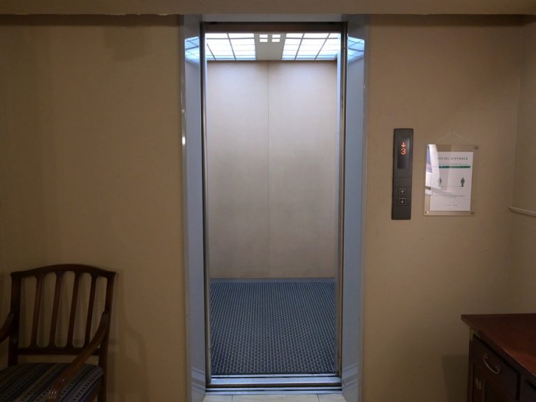 エレベーター内観
