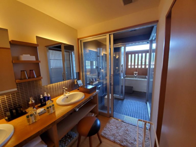 洗面所から露天風呂