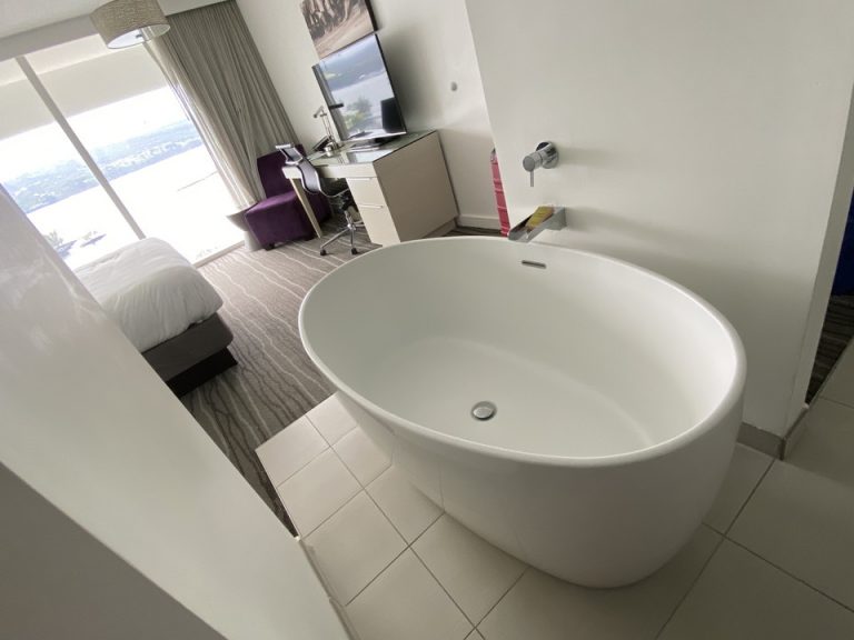 バスタブは入り口入ってすぐにありました