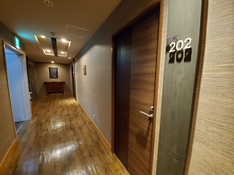 客室前。2階はアッパースイート3室のみ