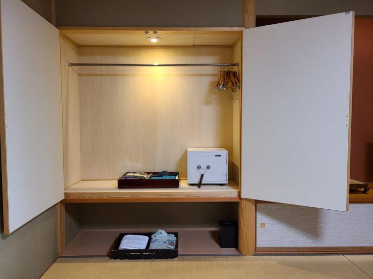 クローゼット外観(開けた状態)