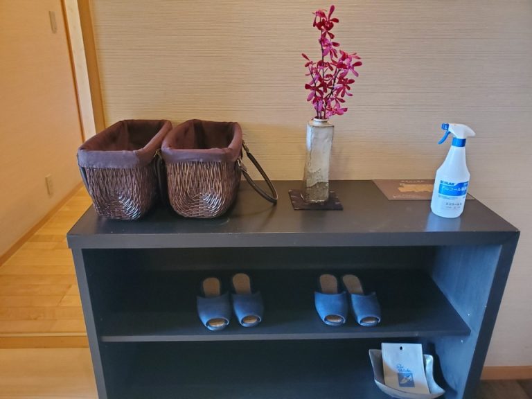 下駄箱横は寝室に繋がっています