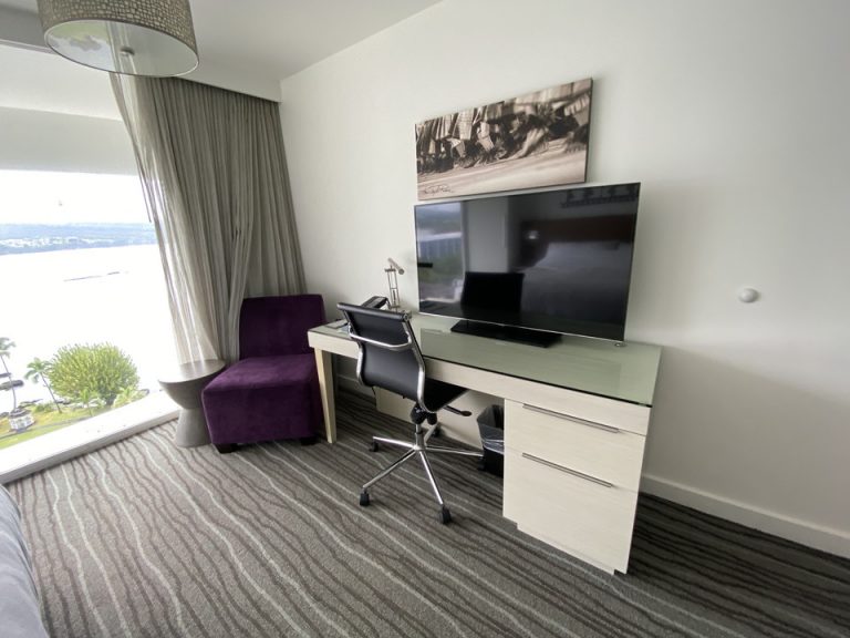 デスク デスク横には一人がけチェアもありました