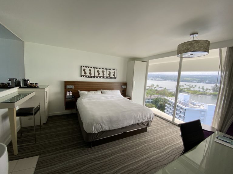 すっきりまとまった清潔感のある客室でした