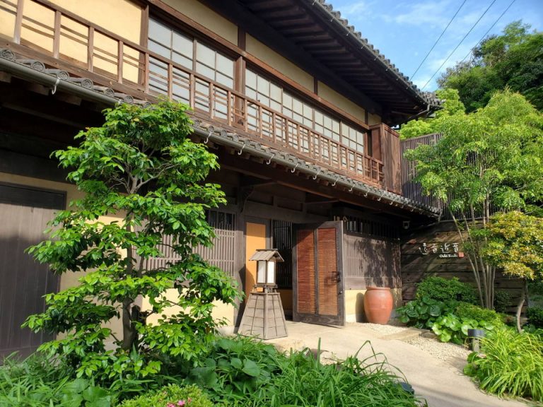 なんとも風情ある入り口