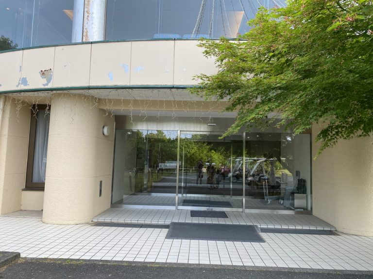 ホテル客室棟エントランス