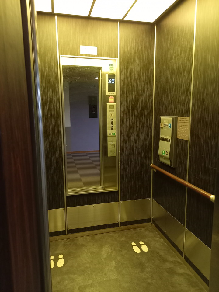 20210618_エレベーターの中