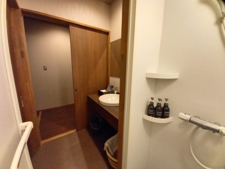 20210617_バスルーム中から出口