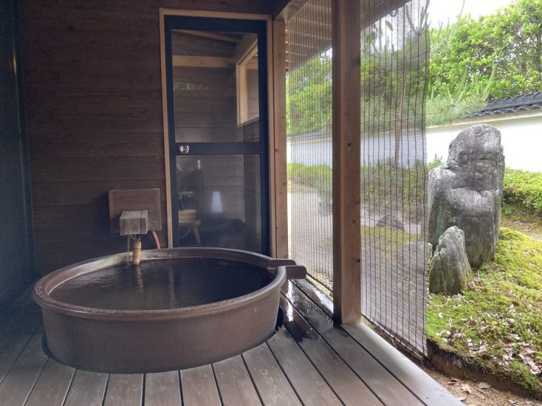 露天風呂と庭