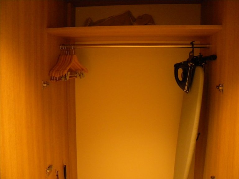 クローゼット内観