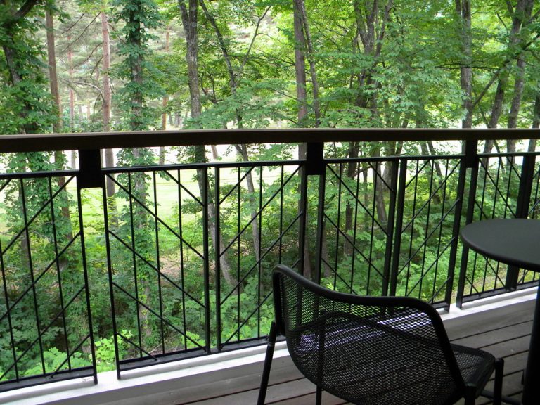 部屋からの眺望、テラスと森林