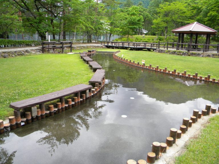 足湯、デッキチェアに座ってのんびり