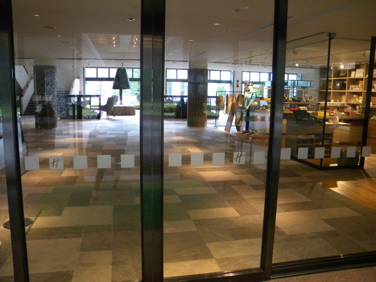 エントランス内観