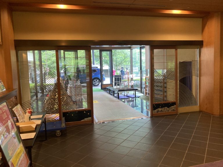 エントランス内観