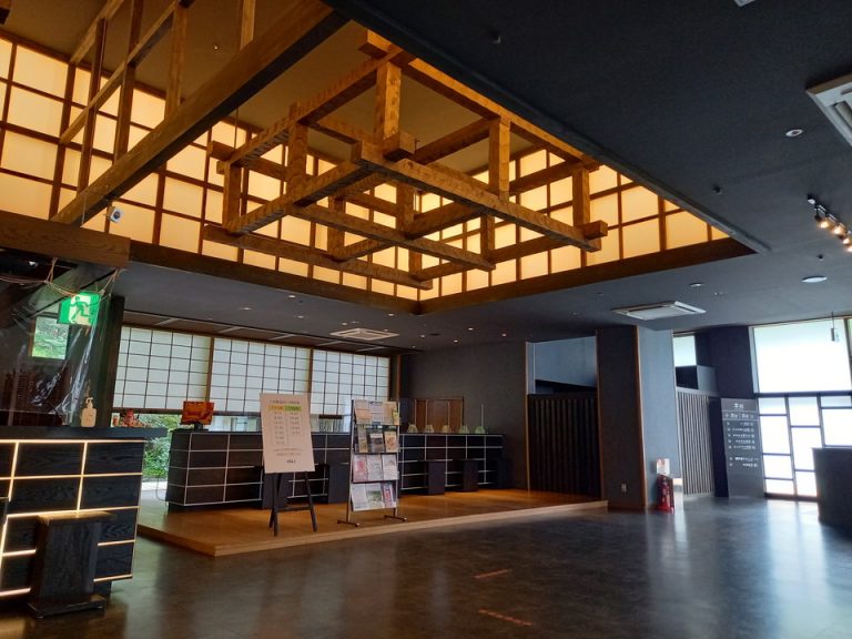 entrance前、フロント横