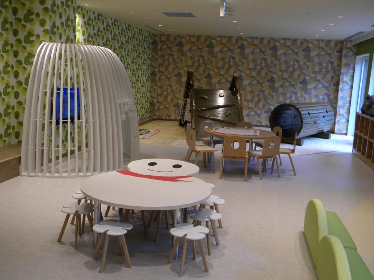 キッズクラブ雪だるまテーブル