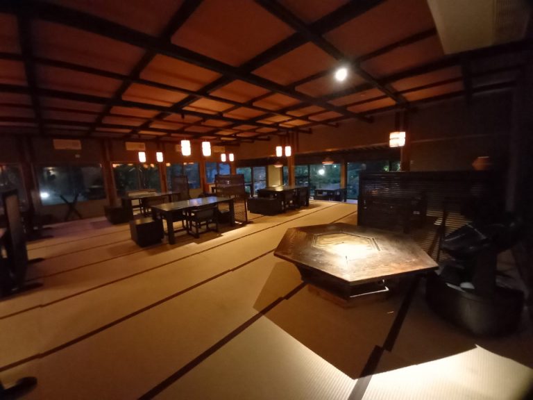 20210617_この奥の窓際で食べました。