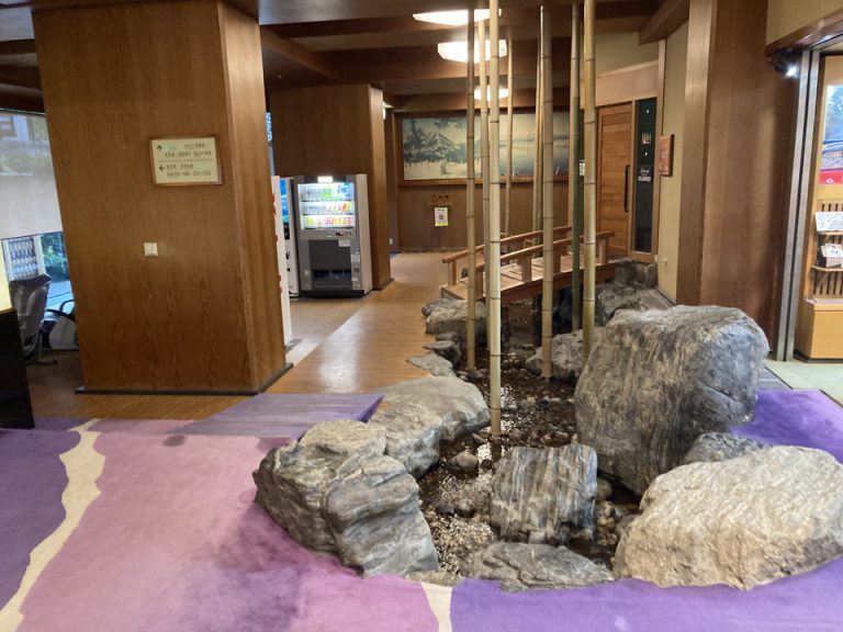 施設内に川が流れている