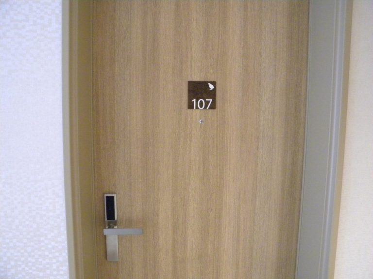 客室入口外観ドア1