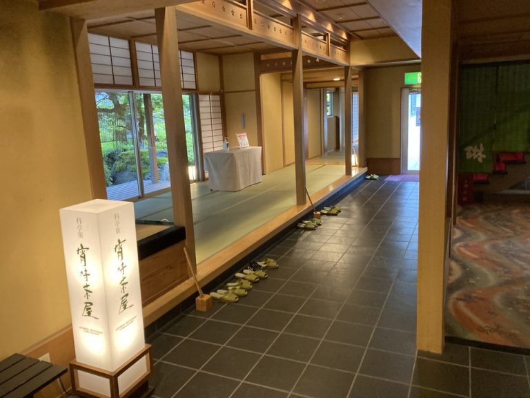 夕食会場入り口