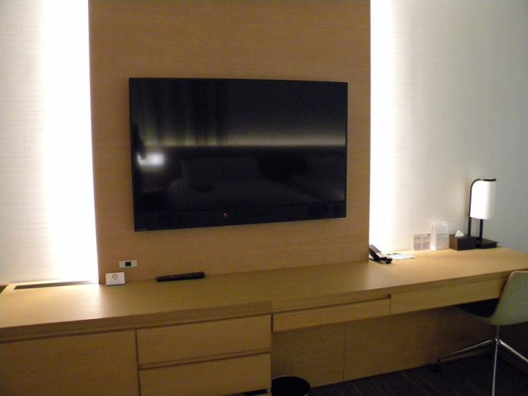 ベッド方向からTV