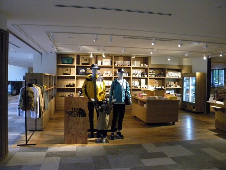 THE NORTH FACEショップとお土産屋さん