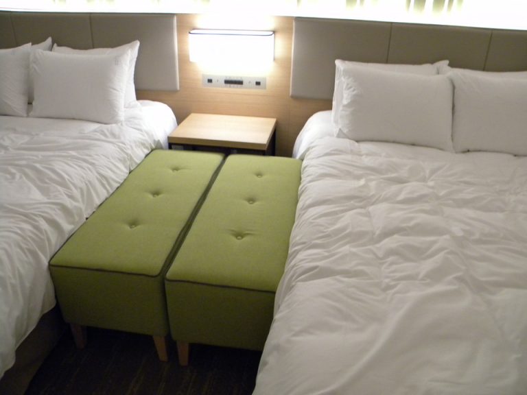 ベッド、足元に置いてあった椅子を移動して子供の落下防止に