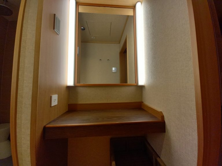 シャワールームの横にドレッサーもあります(2)