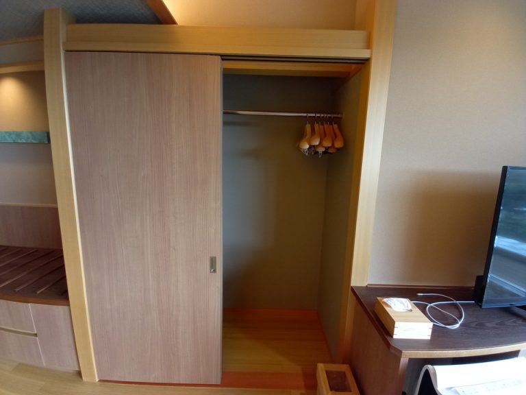 クローゼット外観(開けた状態)(1)