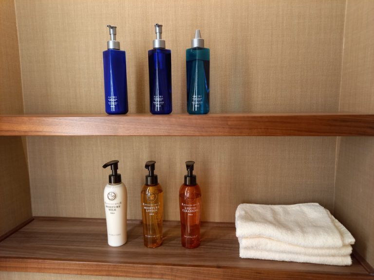 POLAのスキンケア用品も充実していました