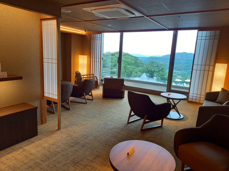 サロン全体(窓際方向)(1)