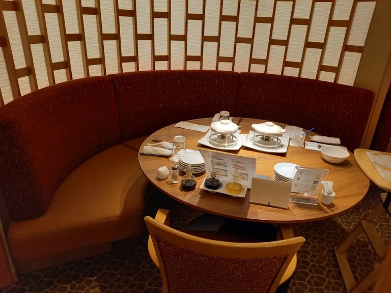 半個室スペースのテーブルで中華をいただきました