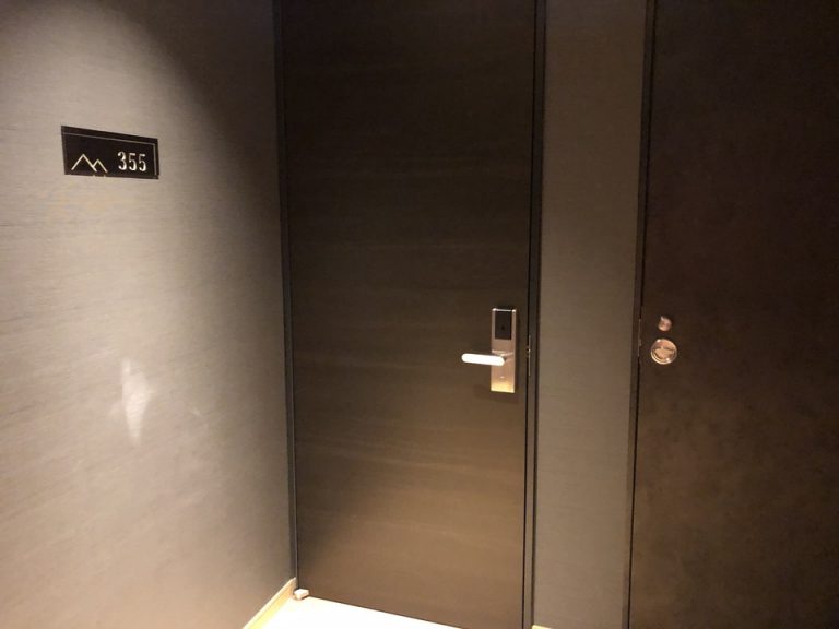 客室入り口外観ドア