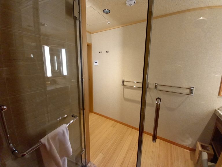 シャワールームから入口(1)