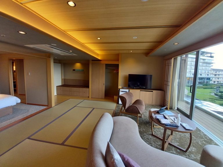 ソファー方向からテレビ