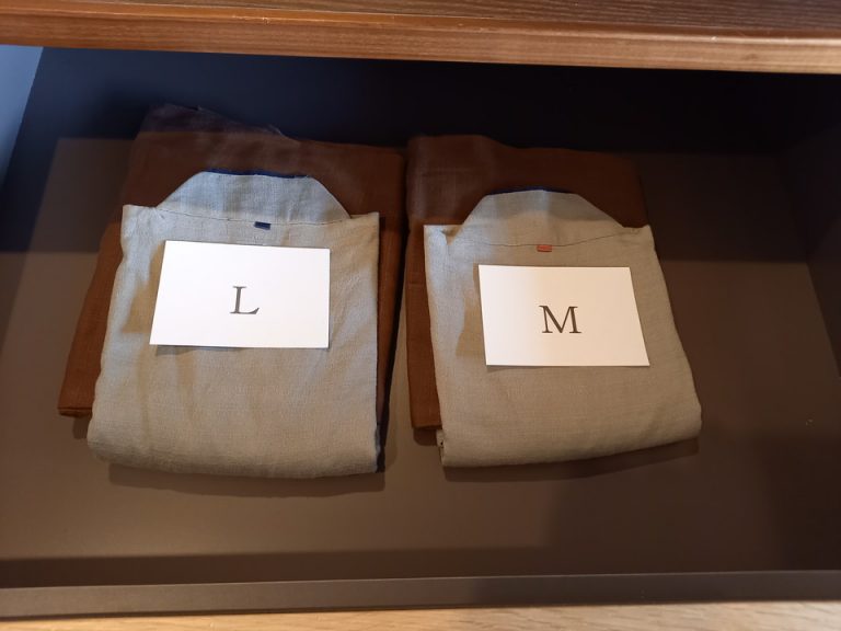 荷物を置く台の引き出しにはサムウェイが入っています(1)