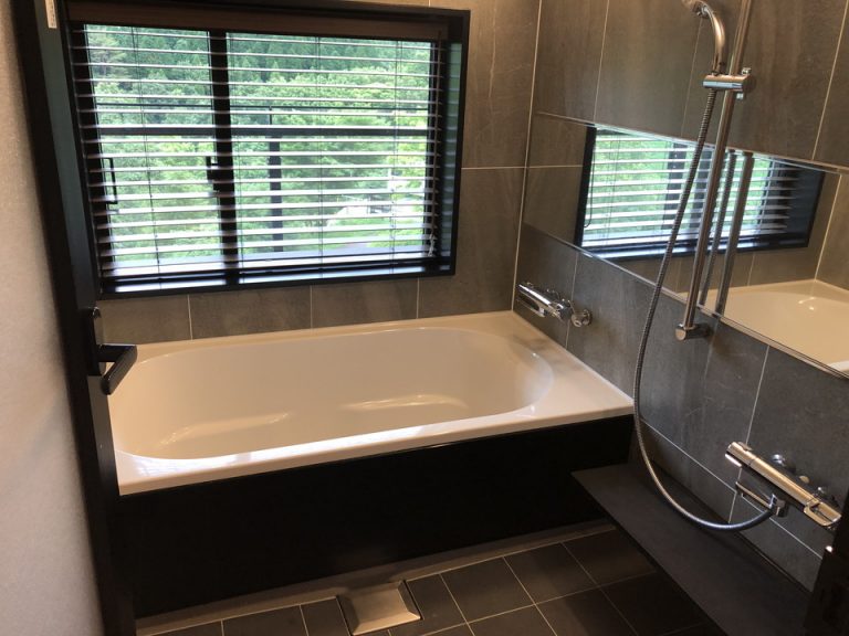 バスルーム入り口から全景