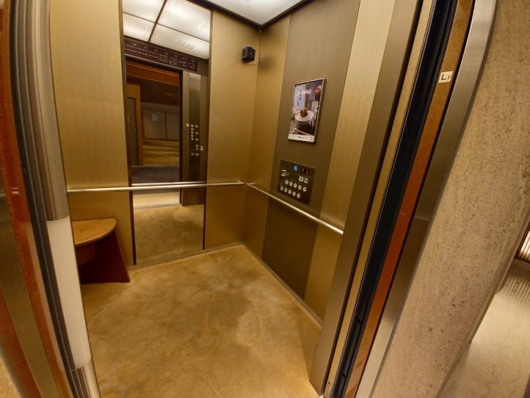 エレベーター内観(外から)