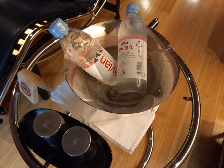 プライベートスパ朱音(貸切風呂)内にエビアンが冷やしてありました