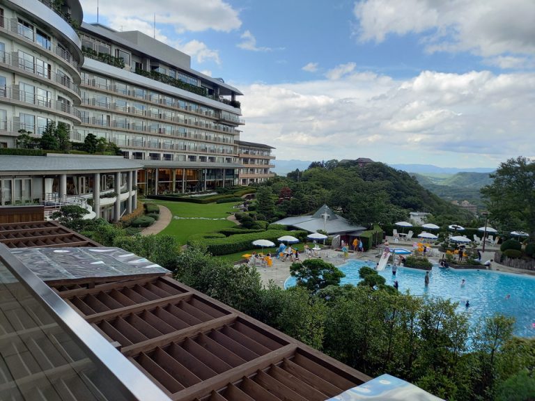 バルコニーからの景色はリゾートホテルにきているようです