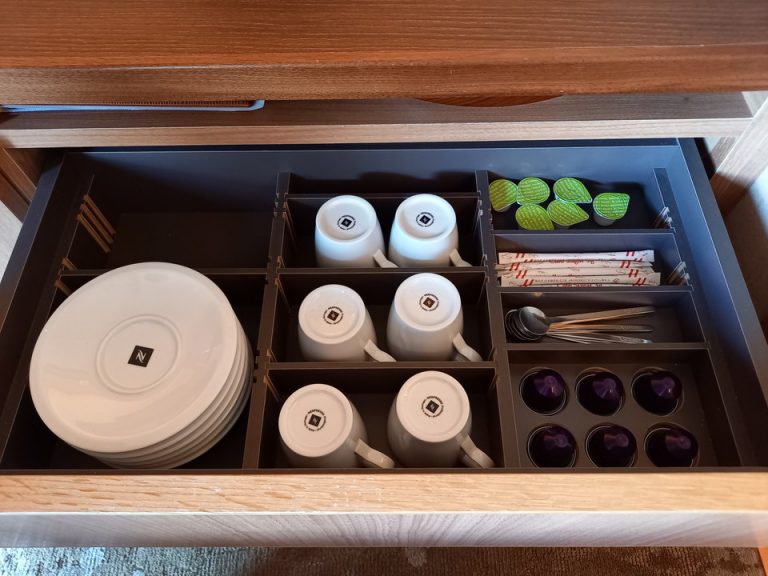 引き出し1段目にはお洒落なカップとコーヒーカプセルが綺麗に並んでいます(1)