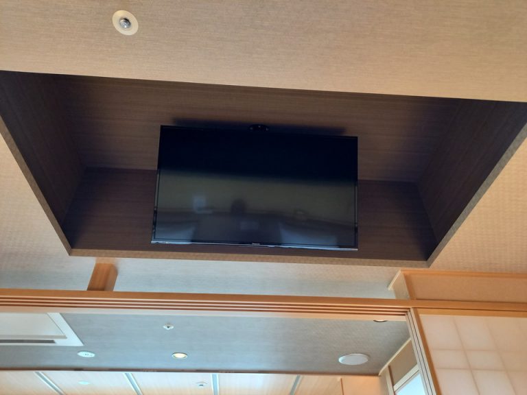 ベッド方向からテレビ(天井)(1)